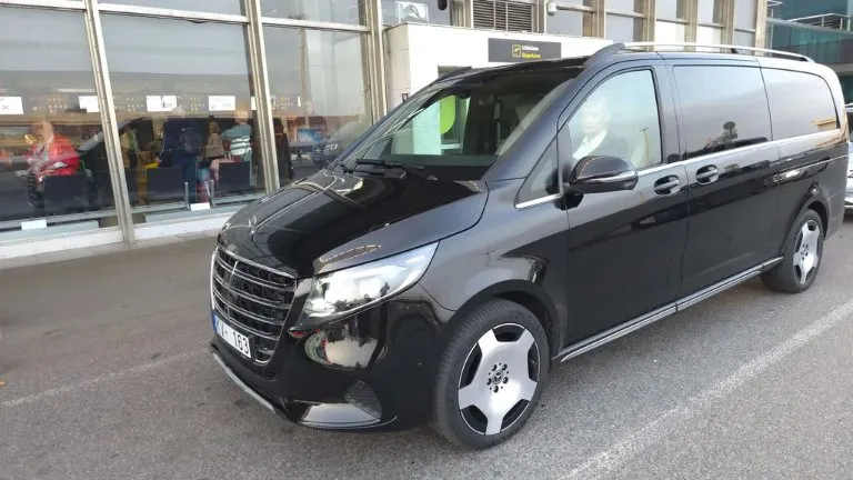 Премиальный автомобиль у аэропорта Рига