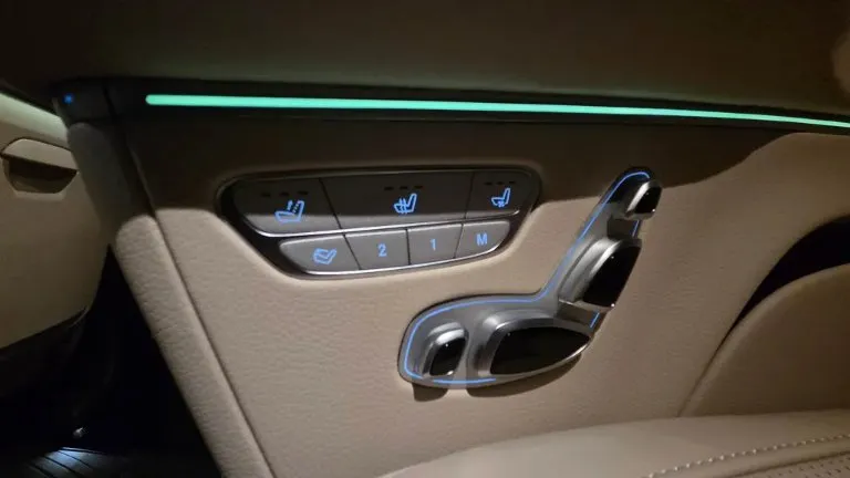 Премиальный автомобиль у аэропорта Рига