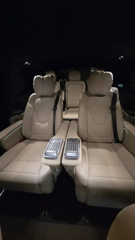 Премиальный автомобиль у аэропорта Рига