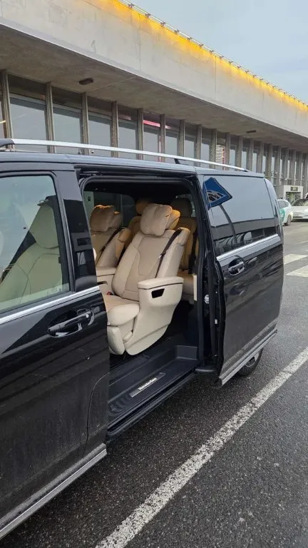 Премиальный автомобиль у аэропорта Рига